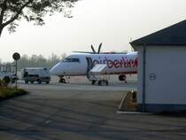 Kurz vor dem Boarding in eine Dash der Air Berlin von FKB nach HAM am 6. April 2009.