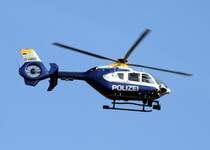 EC 135 D-HBBZ der Polizei beim berflug ber die anwesenden Spotter kurz vor der Ankunft des EL AL Fluges  in Berlin-Schnefeld am Ostersonntag 2009