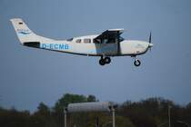 Die Cessna 207 Skywagon D-ECMB der Sylt Air im Landeanflug auf den Airport Hamburg Fuhlsbttel.Aufgenommen am Ostermontag den 13.04.09