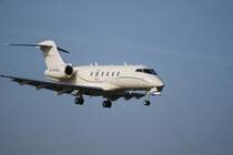 Bombardier BD-100-1A10 Challenger 300 M-NOEL im Anflug auf den Airport Hamburg Fuhlsbttel am 13.04.09