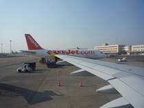 Easyet A 319-111 G-EZDH steht auf der Parkposition am Flughafen Budapest Terminal 1.