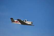 Eine Beech Bonanza mit dem charakteristischen V-Leitwerk kurz vor der Landung aufgenommen am 13.04.09 in Hamburg Fuhlsbttel.
