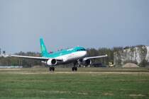 Kurz vor dem aufsetzen ist dieser A320 der Aer Lingus am 13.04.09 in Hamburg Fuhlsbttel.