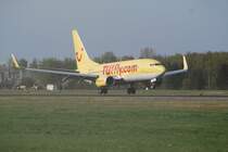 Landung bei bestem Planespotter Wetter in Hamburg Fuhlsbttel Boeing 737-300 D-AHXI von Tuifly am 13.04.09