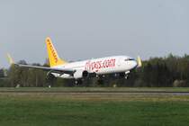 Boeing 737 TC-APH der Pegasus Airlines bei der Landung im Hamburg Fuhlsbttel am Ostermontag den 13.04.09