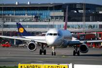 Der A321 TC-JRD der Turkish Airlines rollt zum Start aufgenommen am 18.04.09 in Hamburg Fuhlsbttel das Wetter am diesen Tag war wieder fabelhaft zum Planespotten.