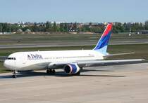 Delta B 767-332(ER) N1603 am 19.04.2009 auf dem Flughafen Berlin-Tegel