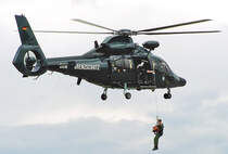 EC 155 BGS (Bundespolizei) beim abseilen eines Hundef�hrers mit Suchhund. Bonn-Hangelar 21.05.2005