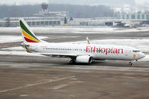 Ethiopian Airlines Boeing 737-860 ET-AQP rollt zum Start in Zürich 20.1.2017