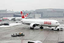 Swiss Boeing 777-3DE(ER) HB-JNB wird zum Gate geschleppt Zürich 20.1.2017