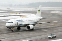 Ukraine Government Airbus A319-115CJ UR-ABA rollt zur Parkposition in Zürich 20.1.2017