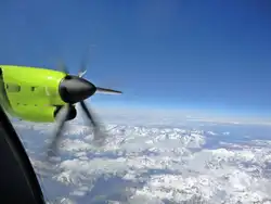 Wingview von einer Dornier 328 der Schweizer Fluggesellschaft SkyWork Airlines aus dem Cockpit.