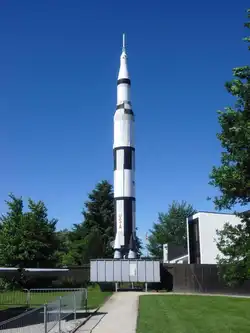 Maßstäblicher Nachbau einer Saturn V in der Flugausstellung Junior bei Hermeskeil (29.05.2009)