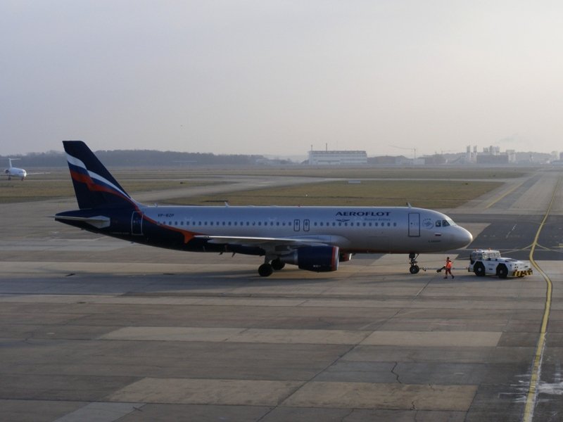 VP-BZP, ein A320 der Aeroflot, wird am 29.12.2008 aufs Vorfeld in Berlin-Schönefeld geschoben.