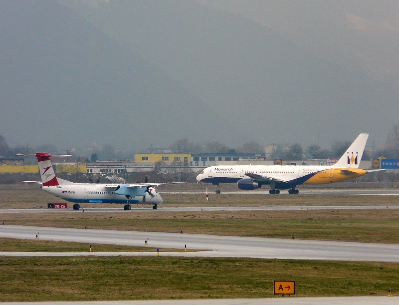 Whrend die Boeing 757-2T7 der Monarch Airlines die Piste fast erreicht hat, muss die DHC8-402Q Dash 8 der Austrian Airlines noch etwas warten. Bild aufgenommen am Flughafen Kranebitten in Innsbruck am 08.03.08. 