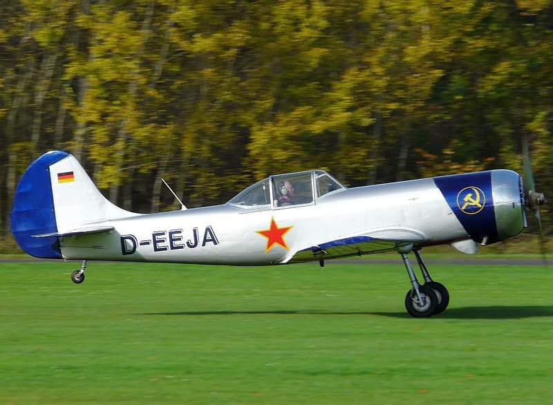 Was fr ein Sound! Diese Yak donnert die Grasbahn in Grefrath herunter. Das Bild stammt vom 02.11.2008