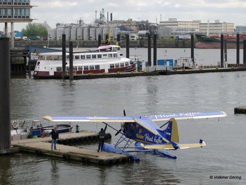 Wasserflugzeug D-FVIP, Himmelsschreiber De Havilland DHC-2 Beaver, mit Werbung  Tschibo Privat Kaffee  im Hamburger Hafen - 11.05.2005
