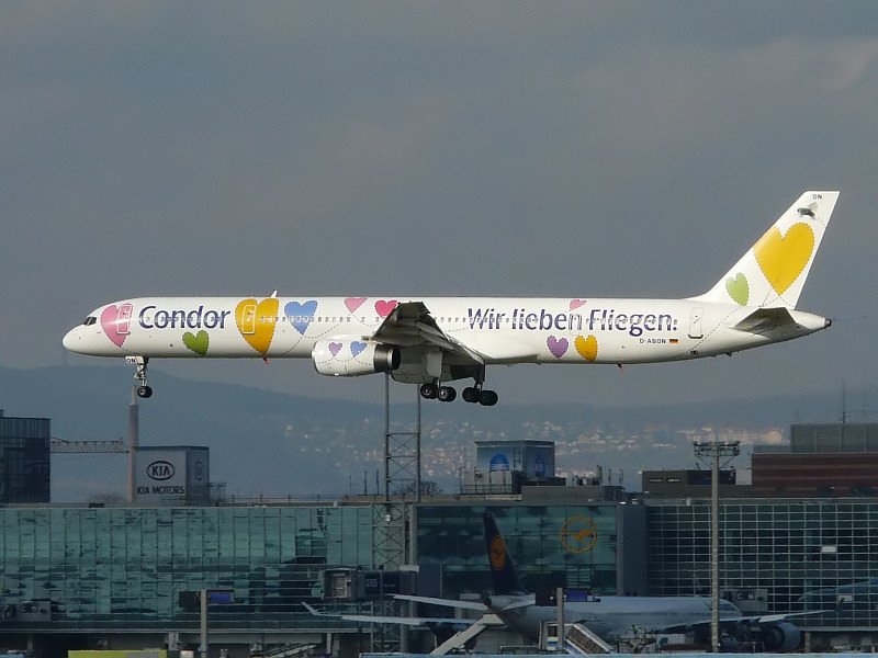  Willi , die sonderlackierte Boeing von Condor fliegt auf die Landebahn in Frankfurt zu. Das Bild stammt vom 08.11.2008