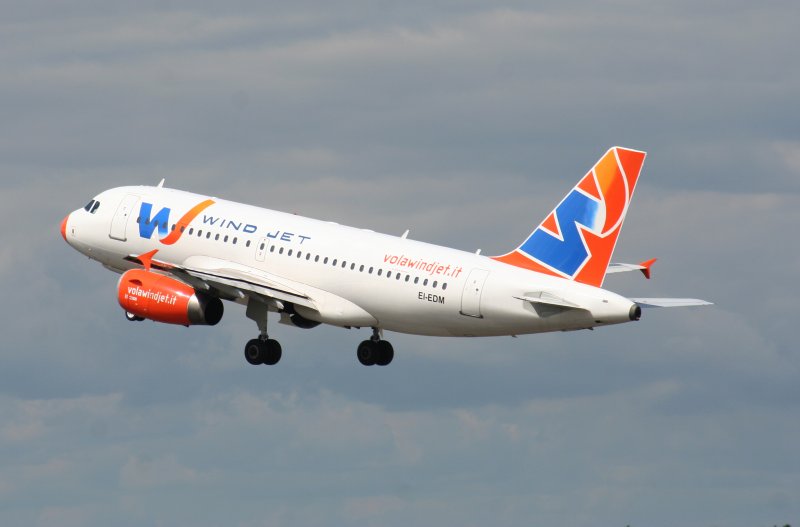 Windjet A 319-132 EI-EDM beim Start in Berlin-Tegel am 26.07.2009