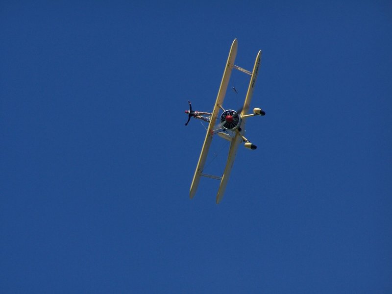 Wingwalkerin Peggy Krainz beim Flugtag in Bayreuth.
Aufgenommen am 5.8.2007.