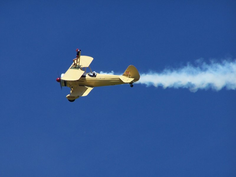 Wingwalkerin Peggy Krainz beim Flugtag in Bayreuth.
Aufgenommen am 5.8.2007.