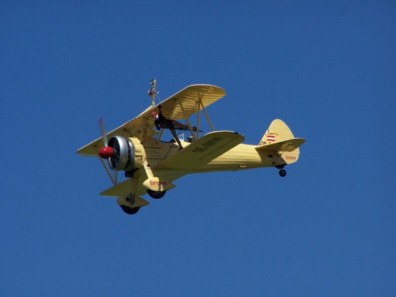 Wingwalkerin Peggy Krainz beim Flugtag in Bayreuth.
Aufgenommen am 5.8.2007.