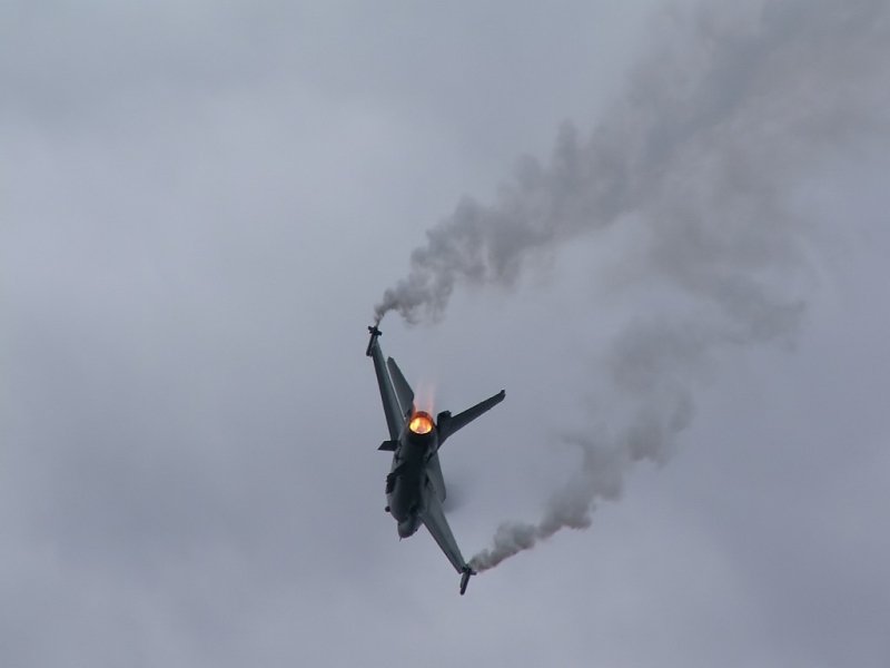 Yeah so muss das sein...Smoke on, Brenner an und ab geht es...eine belgische F-16  tanzt  am Himmel ber Leeuwarden. Das Foto stammt vom 16.06.2006