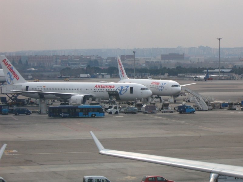 Zwei Boeing 767 der spanischen Air Europa in Madrid-Barajas am 05.02.2005.